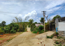 အိမ်ရှေ့က တောင်တန်းအလှကို ငေးမောရမယ့် နေ့ရက်များအတွက် အသင့်နေ အိမ်နှင့်ခြံ။