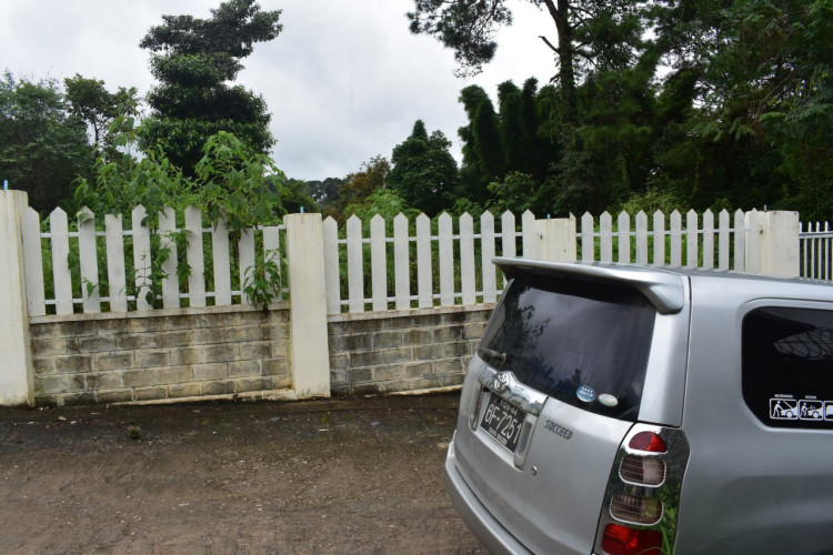 land_fence_succeed_car